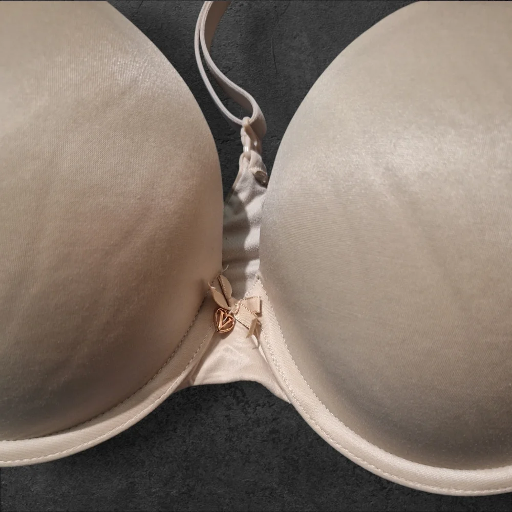Victoria's Secret Cream Underwire Bra - Picture 2 of 5